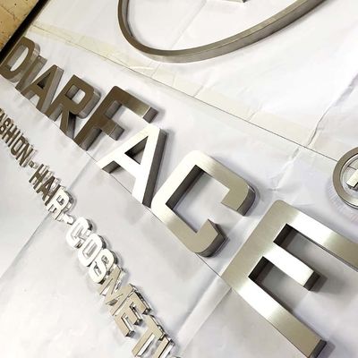 Καταστημάτων μπροστινό ασημένιο σημάδι λογότυπων βουρτσών τρισδιάστατο Metal Letters Company ηλεκτρολυτικό