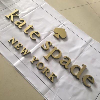το τρισδιάστατο λέιζερ έκοψε το ακρυλικό επιστολών όνομα καταστημάτων σημαδιών χρωματισμένο χρυσός καλυμμένο μετάξι