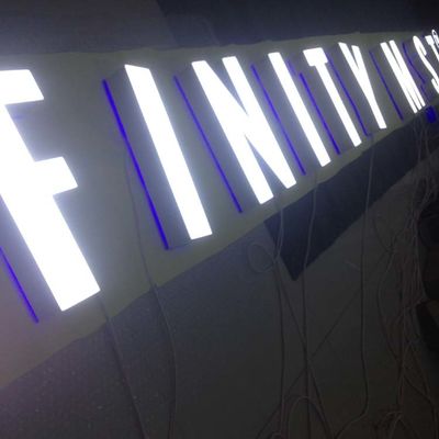 Ο τοίχος τοποθετεί 35mm τις ακρυλικές καταστημάτων μπροστινές επιστολές καναλιών LIT σημαδιών μπροστινές για τα καταστήματα