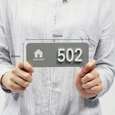 Εμπνευσμένες άσπρες ακρυλικές επιστολές αλφάβητου που διαφημίζουν τις κατασκευασμένες ακρυλικές επιστολές