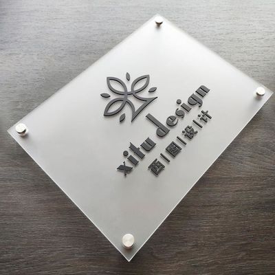 Εμπνευσμένες άσπρες ακρυλικές επιστολές αλφάβητου που διαφημίζουν τις κατασκευασμένες ακρυλικές επιστολές