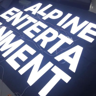 Συνήθειας τρισδιάστατη οδηγημένη λογότυπων ηλεκτρολυτική επιμετάλλωση ανοξείδωτου σημαδιών καταστημάτων μπροστινή