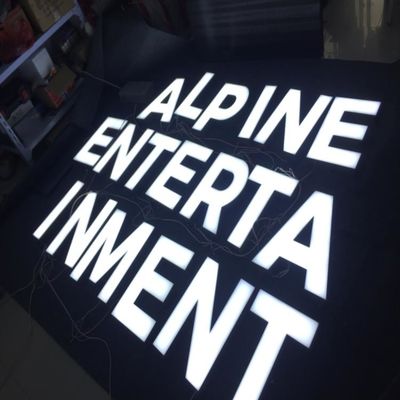 Συνήθειας τρισδιάστατη οδηγημένη λογότυπων ηλεκτρολυτική επιμετάλλωση ανοξείδωτου σημαδιών καταστημάτων μπροστινή