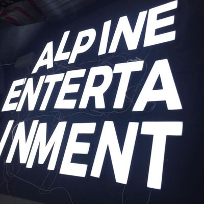 Συνήθειας τρισδιάστατη οδηγημένη λογότυπων ηλεκτρολυτική επιμετάλλωση ανοξείδωτου σημαδιών καταστημάτων μπροστινή