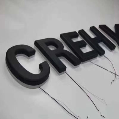 Άσπρο αναδρομικά φωτισμένο CE ROHS σημαδιών επιστολών καναλιών συστημάτων σηματοδότησης Shopfront μετάλλων φωτισμού