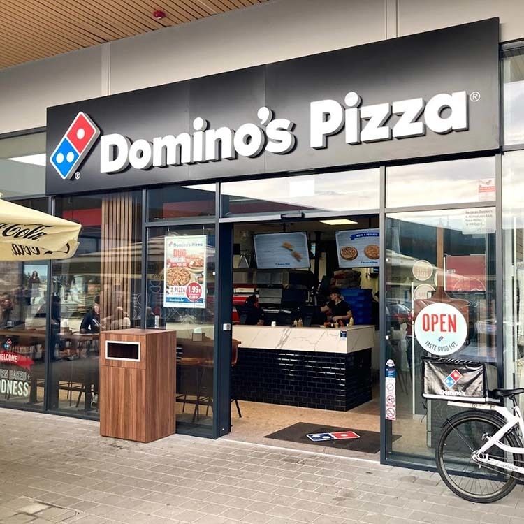 Γράμματα LED καναλιού με διάρκεια ζωής 50000 ωρών με τροφοδοτικό Meanwell που προσφέρει φωτισμό και μακροπρόθεσμη απόδοση επαγγελματικής σήμανσης